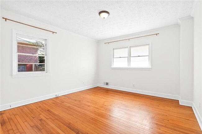 Building Photo - 3006 Hollywood Dr