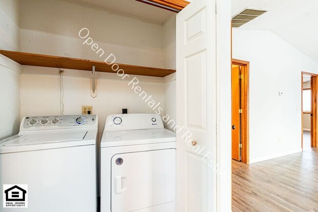 Building Photo - 1420 Flagstone Dr