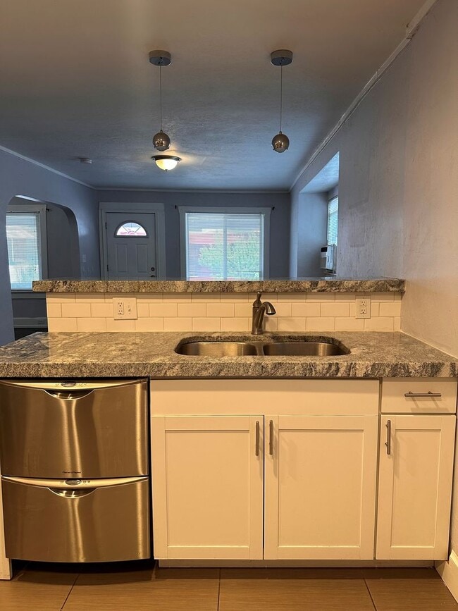 Building Photo - 3 Bedroom Home Across From Trolley Square