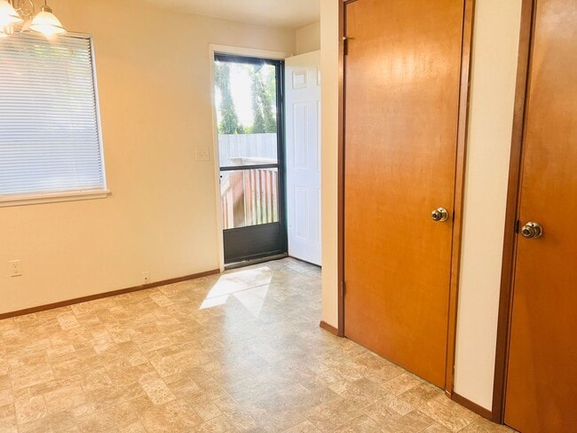 Building Photo - Eastside Olympia/ Must See! Available Now-2bd 1bath