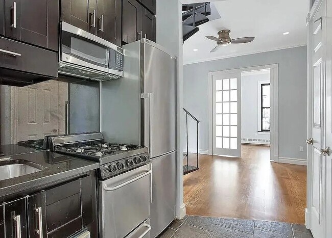 Building Photo - 145 E 26th St
