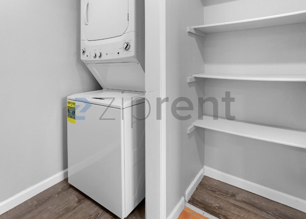 Building Photo - Unit