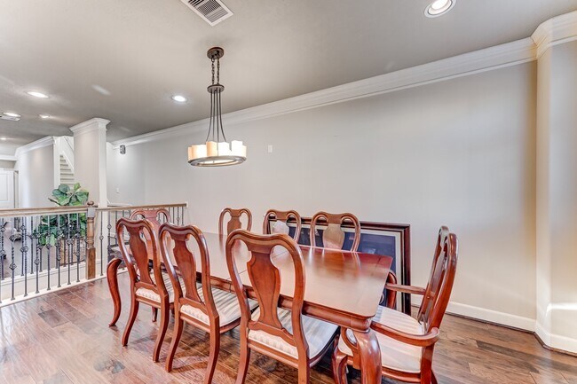 Building Photo - 1325 W 24th St