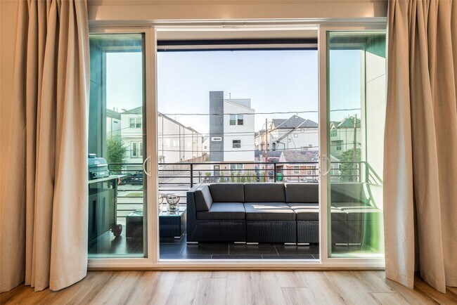 Building Photo - 412 N Nagle St