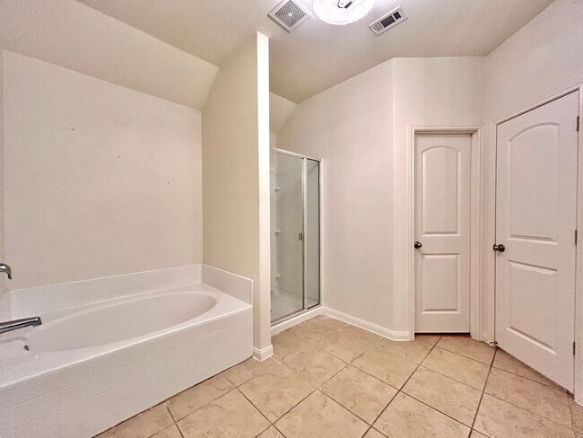 Building Photo - Beautiful 3-Bedroom, 2-Bath Home with Comm...
