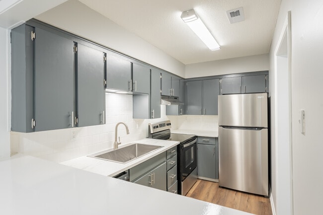 2x1 Bath Renovated Kitchen - Wornall Place Apartments