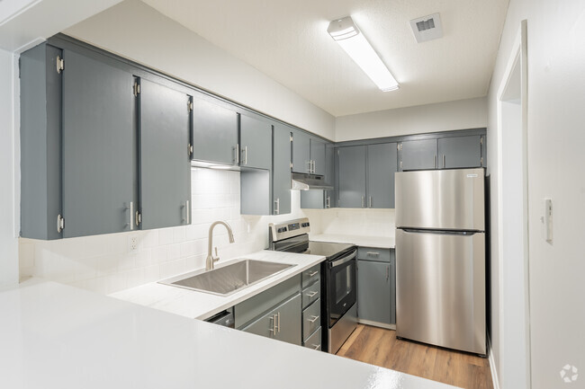 2x1 Bath Renovated Kitchen - Wornall Place Apartments & Townhomes