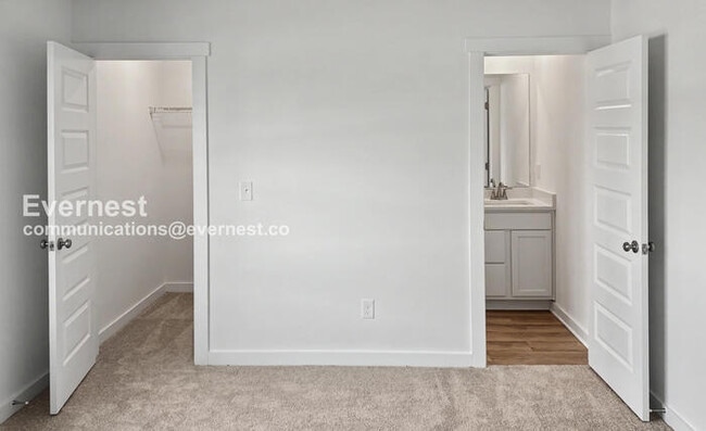 Building Photo - 3 Bed/3 Bath Townhome with Off-Street Parking / Pet-Friendly / Vouchers Accepted / Available Now!