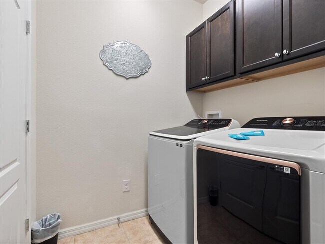 Building Photo - 8825 Rhodes St