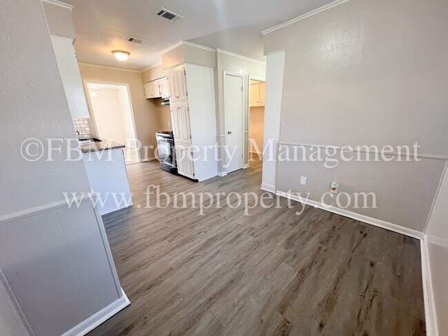 Building Photo - 1204 Williamsburg Dr