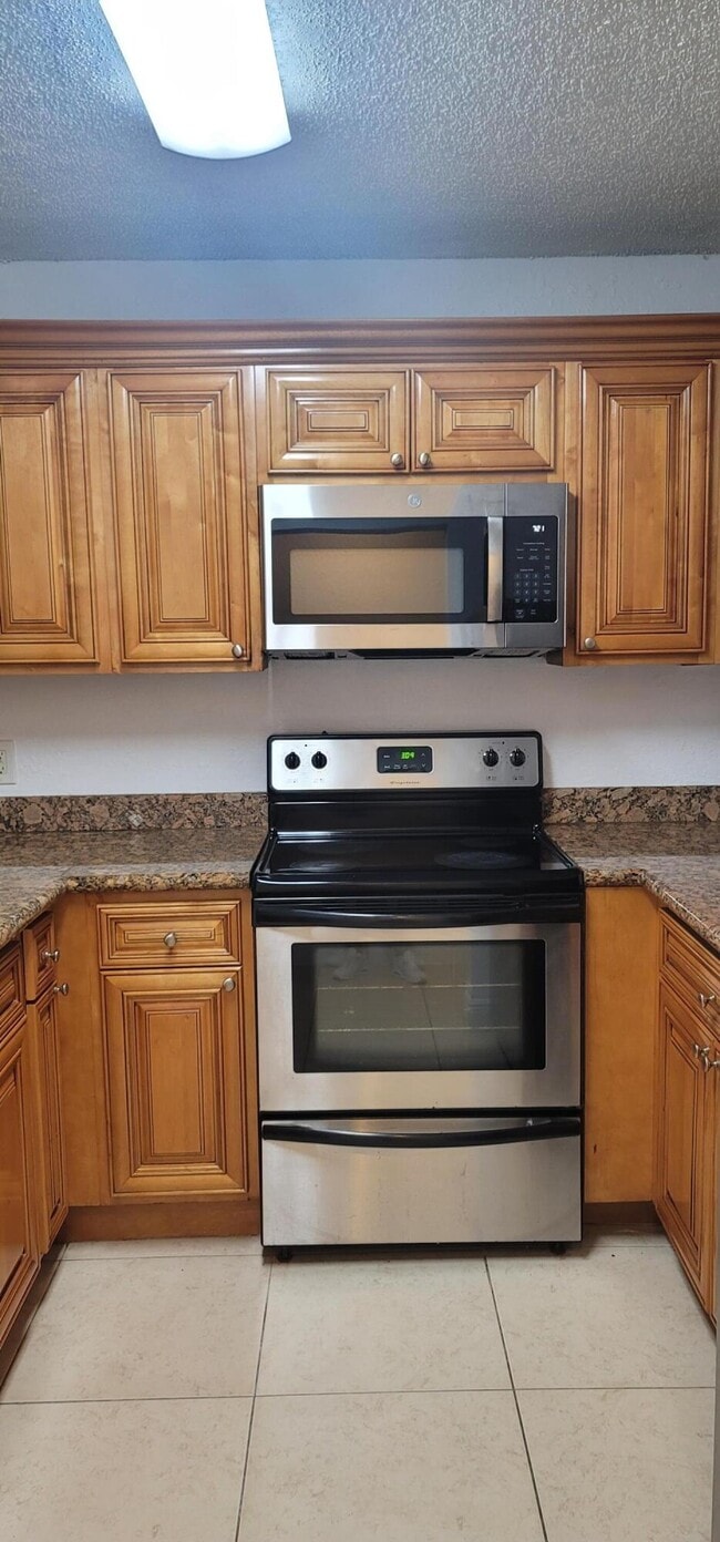 Building Photo - 1523 Lake Crystal Dr