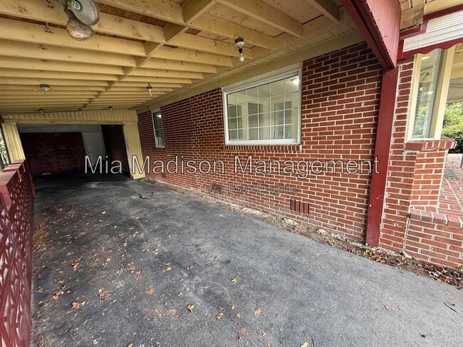 Building Photo - 914 Bowden St