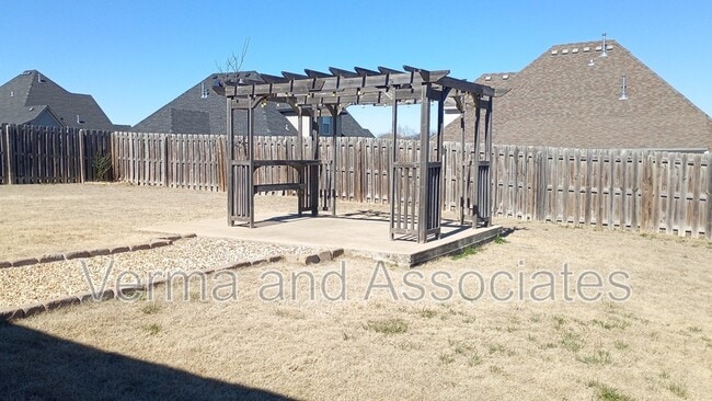 Building Photo - 1610 Sweetbriar Way