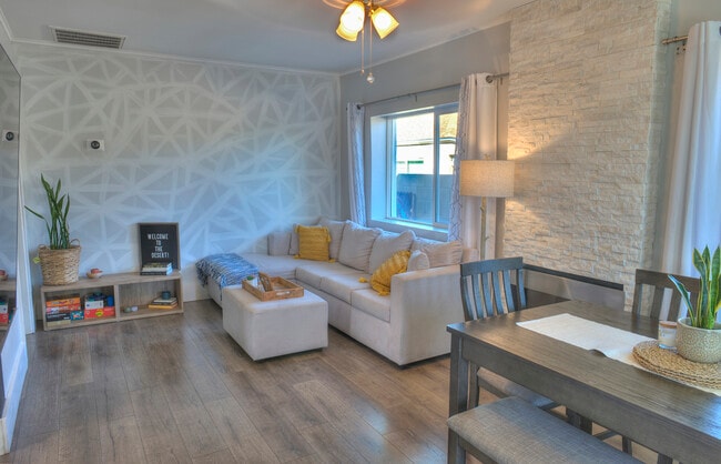 Building Photo - 1522 E Pierce St