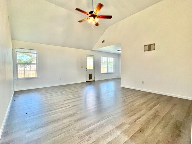 Building Photo - AVAILABLE AUGUST 2025 (PETS PERMITTED)