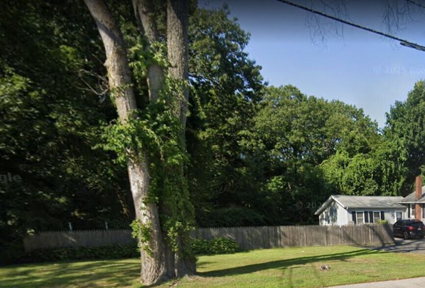 Building Photo - 707 Putnam Pike