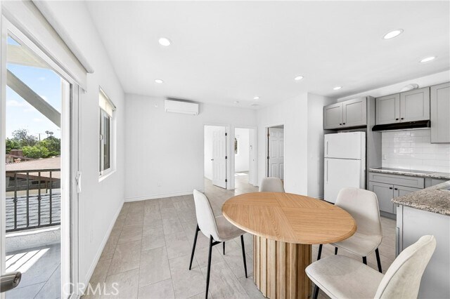 Building Photo - 525 W Woodcrest Ave