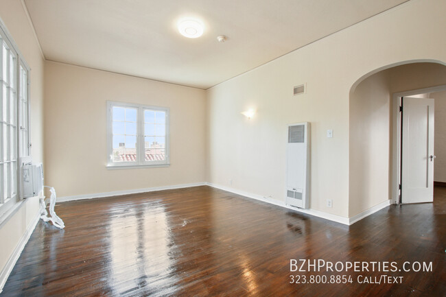 Building Photo - Gorgeous Newly Renovated 2Bed 2Bath With B...