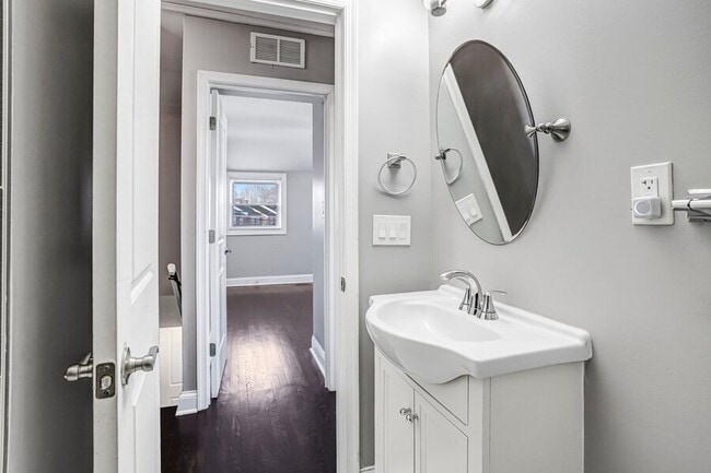 Building Photo - 812 Burns St SE