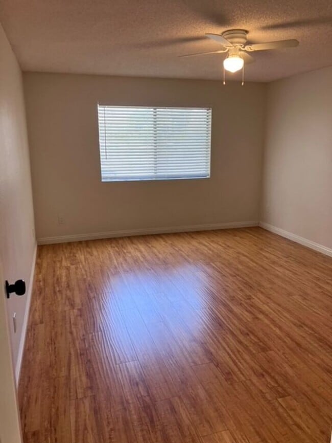 Building Photo - Beautiful Dual Master Townhome Palmdale