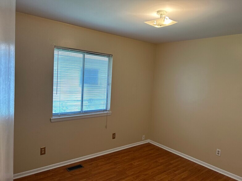 Building Photo - 325 W Woodruff Ave