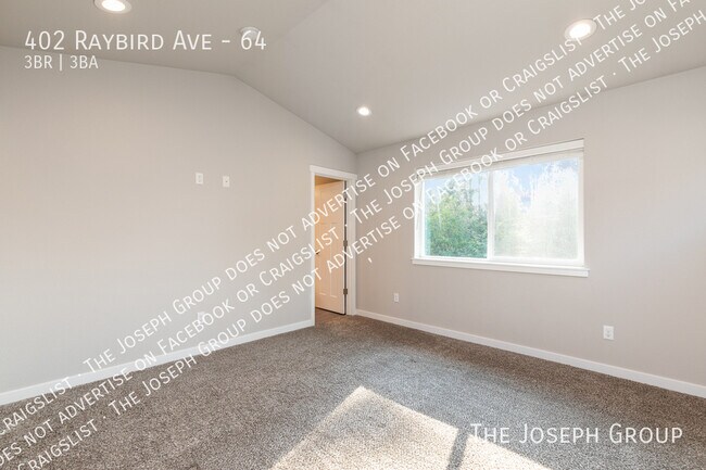 Building Photo - 402 Raybird Ave