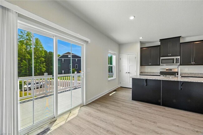 Building Photo - Newer Townhouse for lease