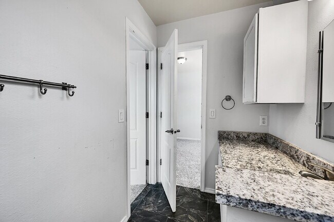Building Photo - $2,995, 4 bed, 3.5 bath, located in Monume...