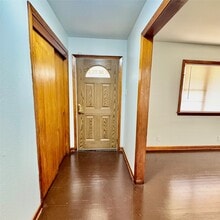 Building Photo - 1701 Gillette St