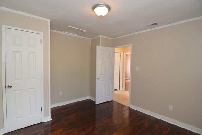 Building Photo - Renovated 2 Bedroom Duplex - Section 8 OK