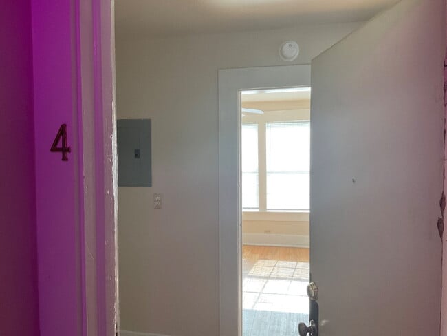 Building Photo - 1 Bedroom plus a Den, Close to SAC and Ala...