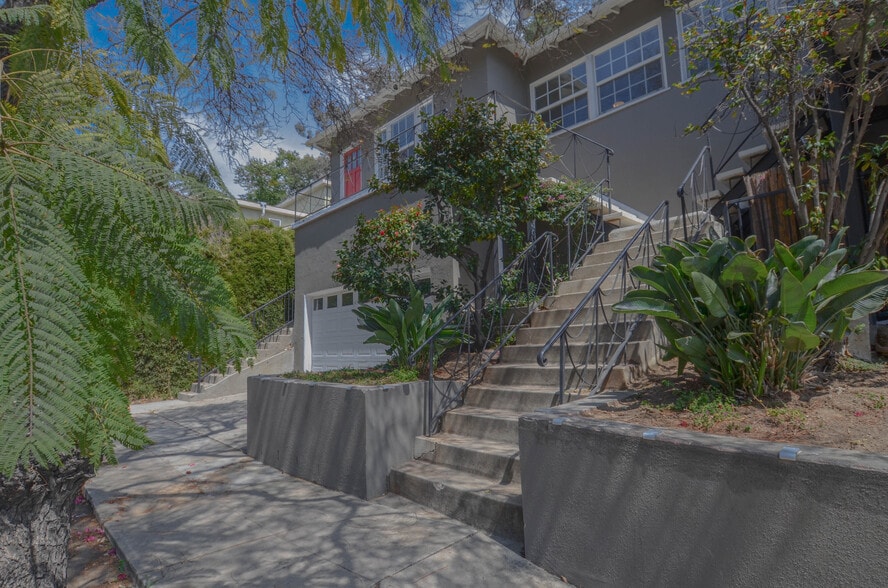 Building Photo - 3246 Barham Blvd