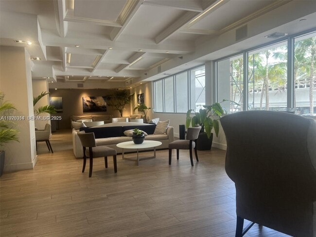 Building Photo - 100 Lincoln Rd