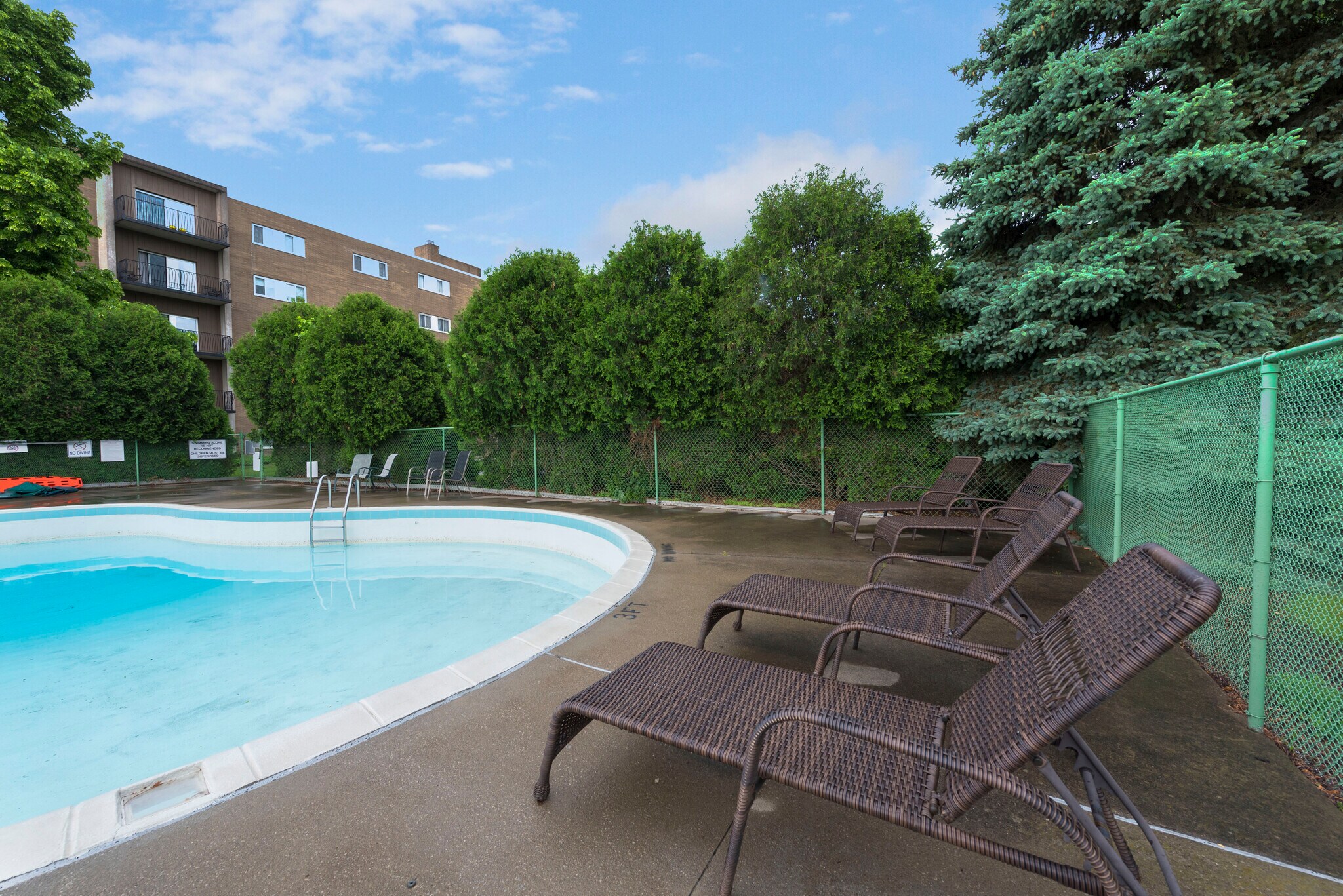 Beautiful Outdoor Pool - 20333 Detroit Rd