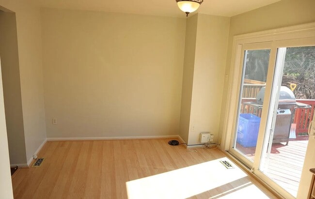 Building Photo - Fantastic 3 BR/2.5 BA Townhome minutes from Rio Lakefront. Ready Mid-May