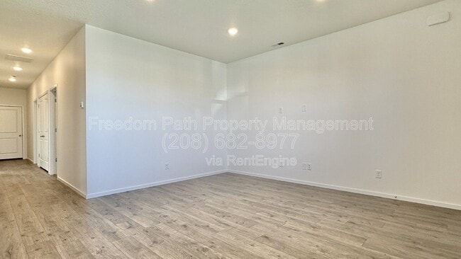 Building Photo - 5102 E Norma Ave