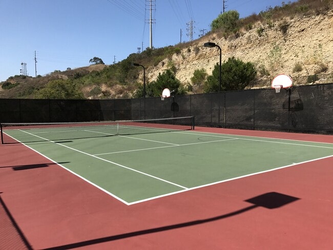 Building Photo - Beautiful Mission Valley Townhome in Escal...