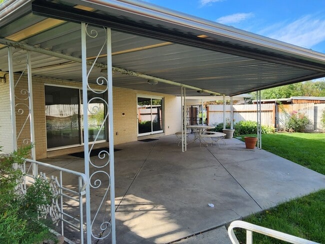 Building Photo - Beautiful 5 Bd 3.5 Ba Home in Holladay