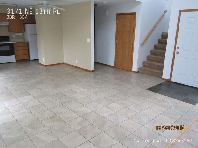 Building Photo - Three Bedroom Duplex Unit Only Blocks from...