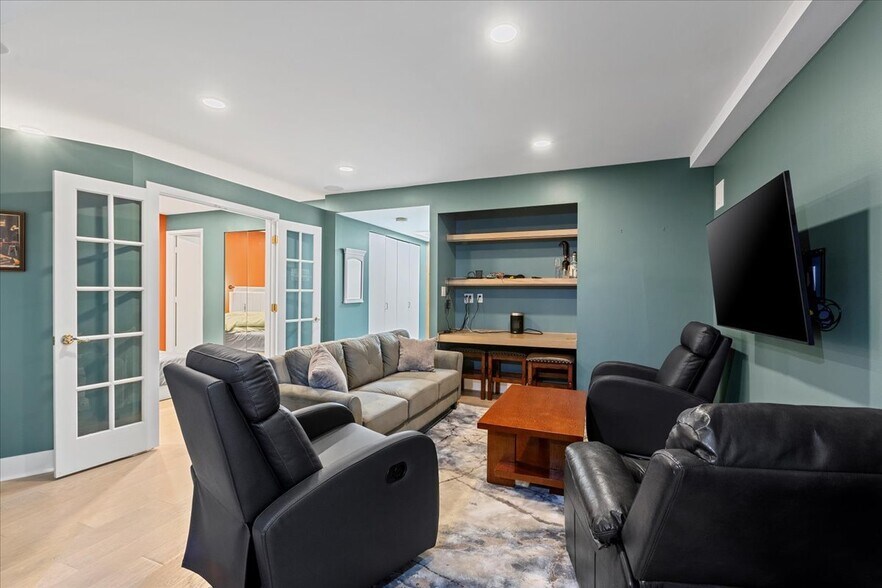 Primary Photo - 40 E Delaware Pl