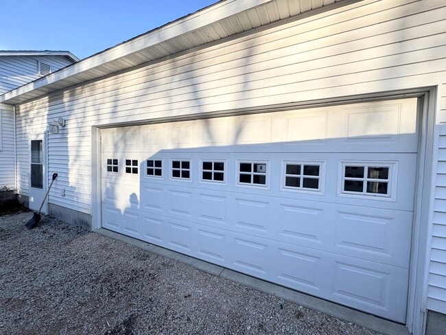 Building Photo - 523 E 1st St