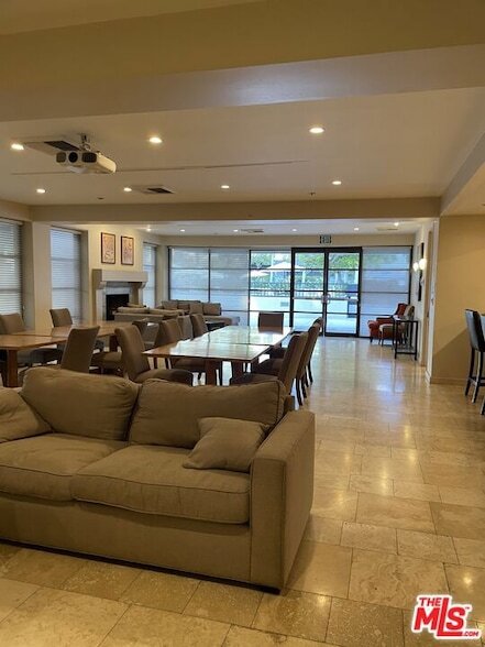 Building Photo - 600 W 9th St