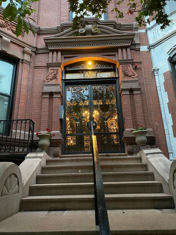 Building Photo - 325 Commonwealth Ave