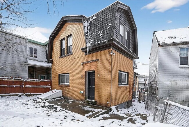 Building Photo - 116 Locust St