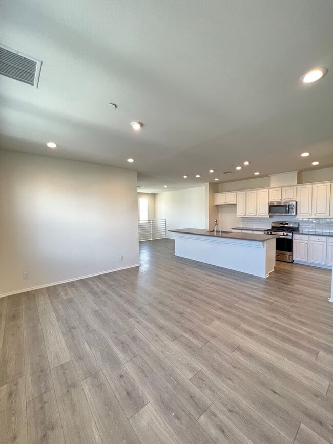 Building Photo - Beautiful 2 Bedroom 2 Bath Townhome