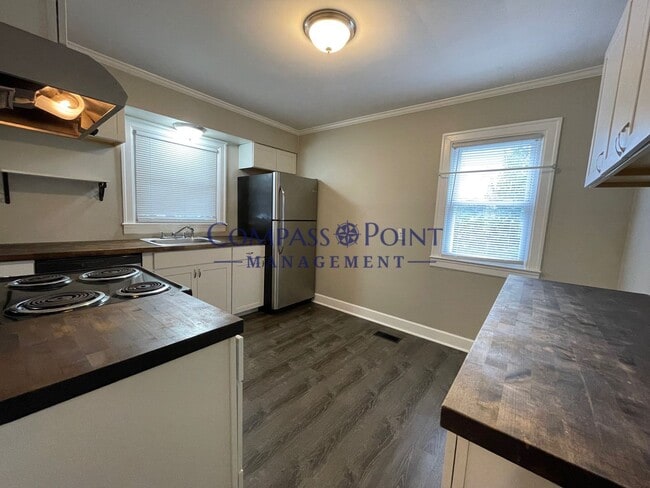 Building Photo - 4 bed 2 bath in Castlewood Park area/ Loud...