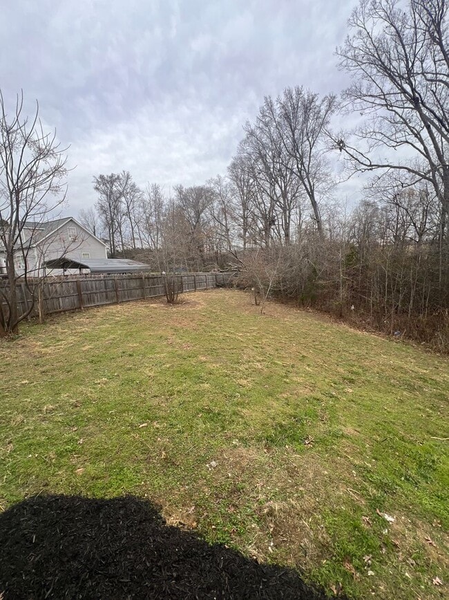 Building Photo - Large 3 bedroom / 2 bath home / 1 Acre FOR RENT