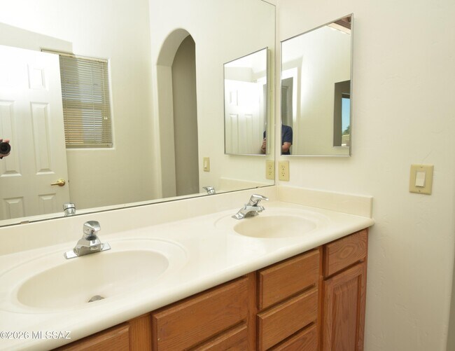 Building Photo - 2926 N Cardell Cir