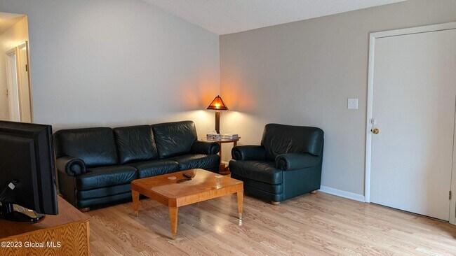 Building Photo - 1006 Greenwich Dr