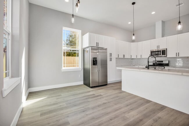 Building Photo - 4924 Winnetka St